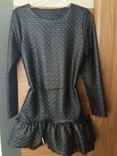 Czarna pikowana sukieneczka falbany al'a skóra