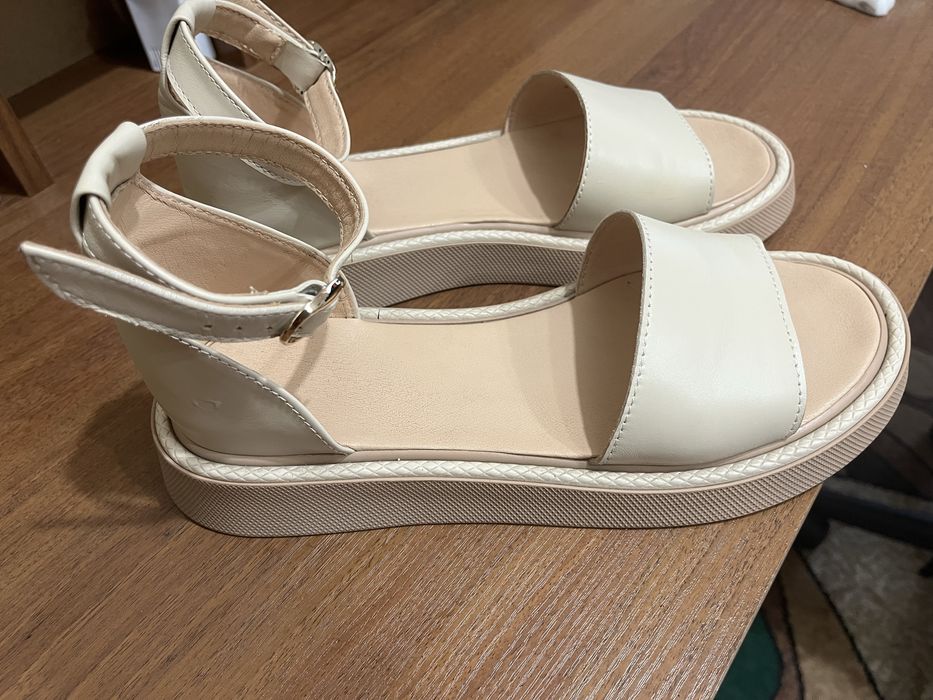 Босоніжки жіночі