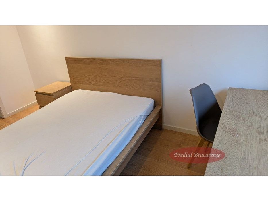 Quarto com WC privado e ar condicionado.