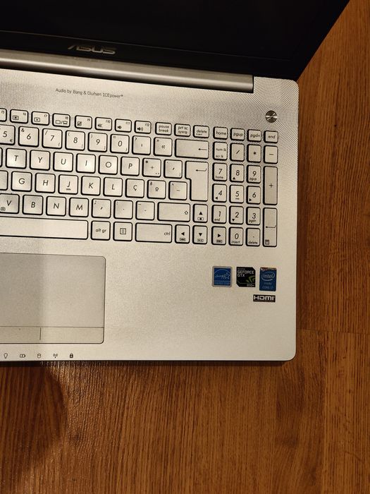 Portátil i7 com Windows 11, 12GB memória 2TB disco, gráfica de gaming