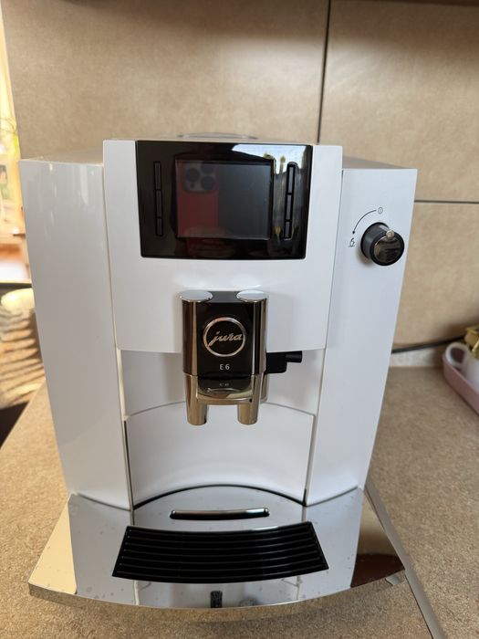 Ekspres ciśnieniowy JURA E6 na gwarancji z pojemnikiem na mleko