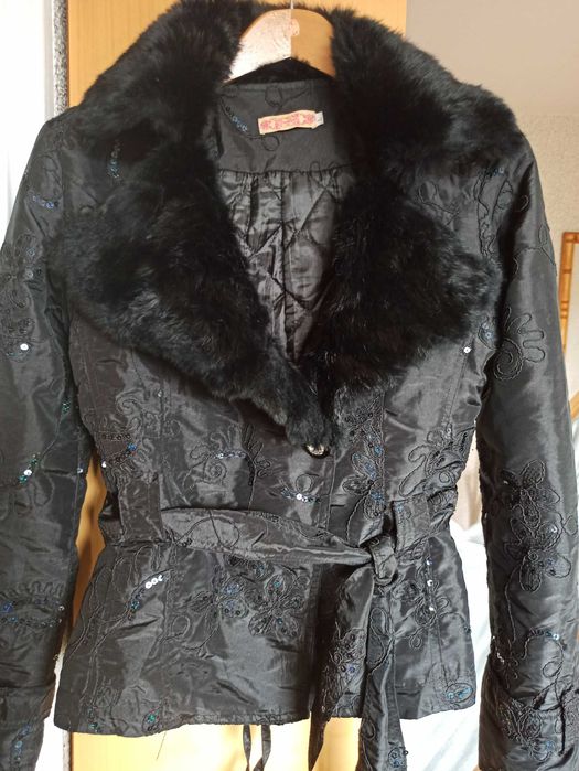 Kurtka z haftem cekinami i futerkiem 38