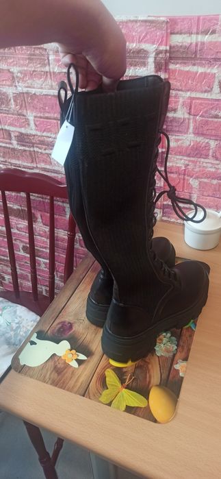 Wysokie buty wkładane.