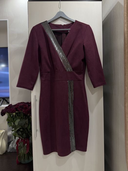 Нарядное платье бордового цвета