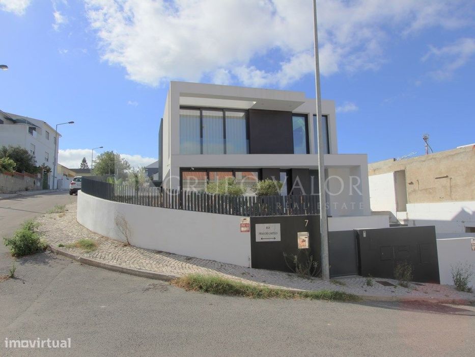 Moradia T4 com Piscina - Funchalinho