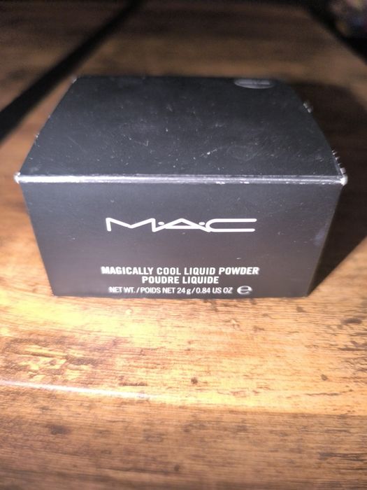 Puder sypki z drobinkami firmy MAC