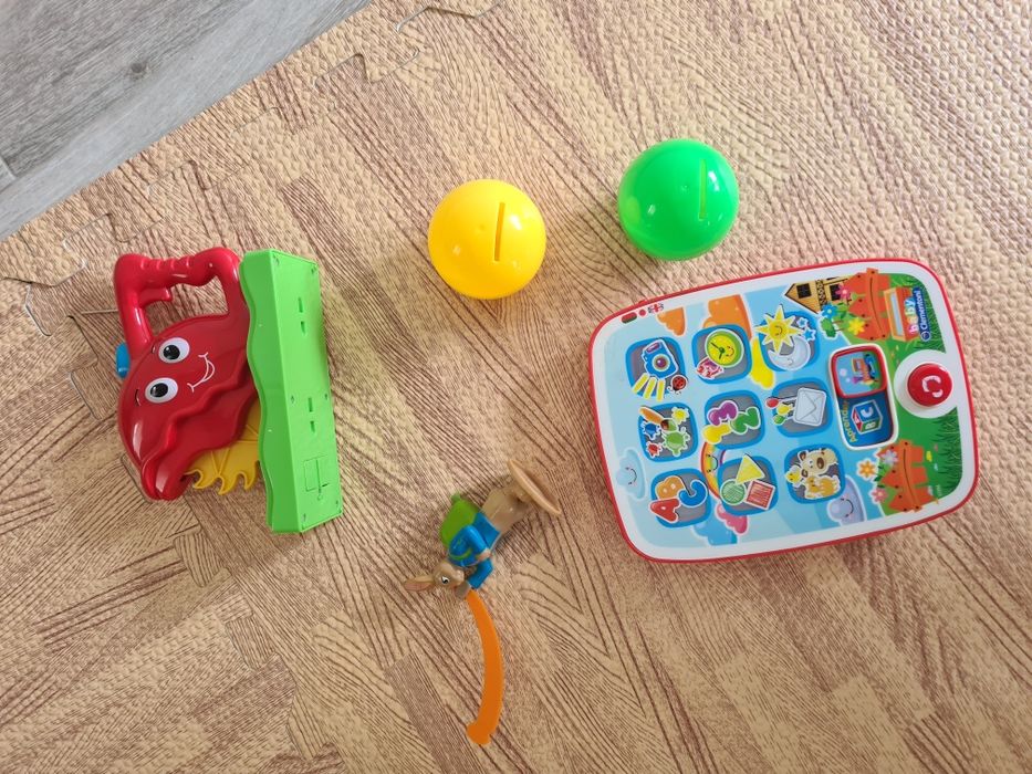 Vários brinquedos de crianças