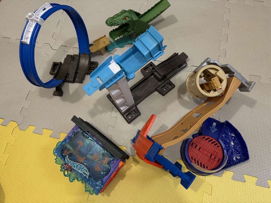 Hot wheels трек дорога гірка динозавр бочка ракетна установка