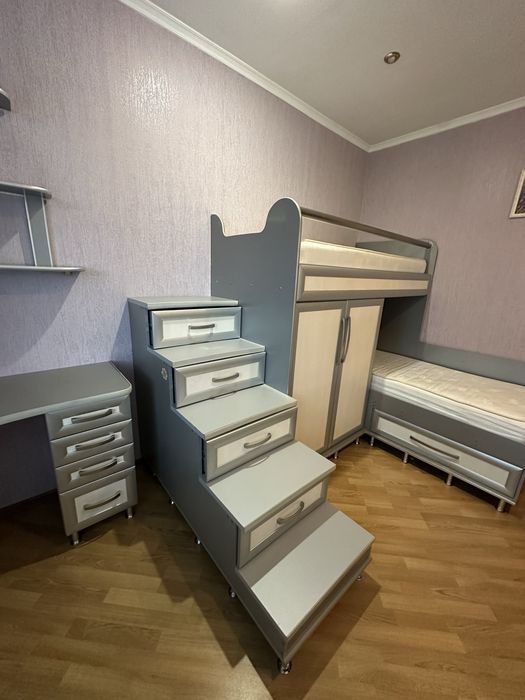 Двоярусне ліжко з меблями та робочим столом