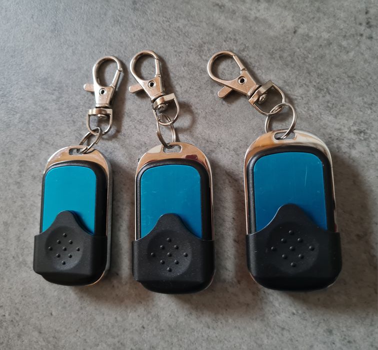 Zestaw 3 uniwersalnych pilotów do bramy automatycznej. 433,92 MHz