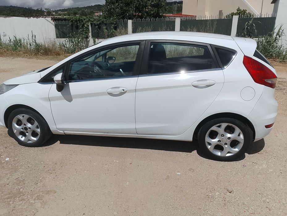 Ford fiesta 1.4 Tdci Titanium , versão de topo. Possibilidade de retoma!