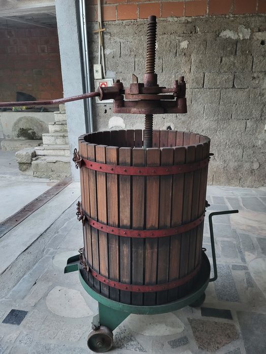 Prensa de uvas, cubas inox e esmagador elétrico