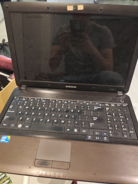 Laptopy uszkodzone  i niekompletne