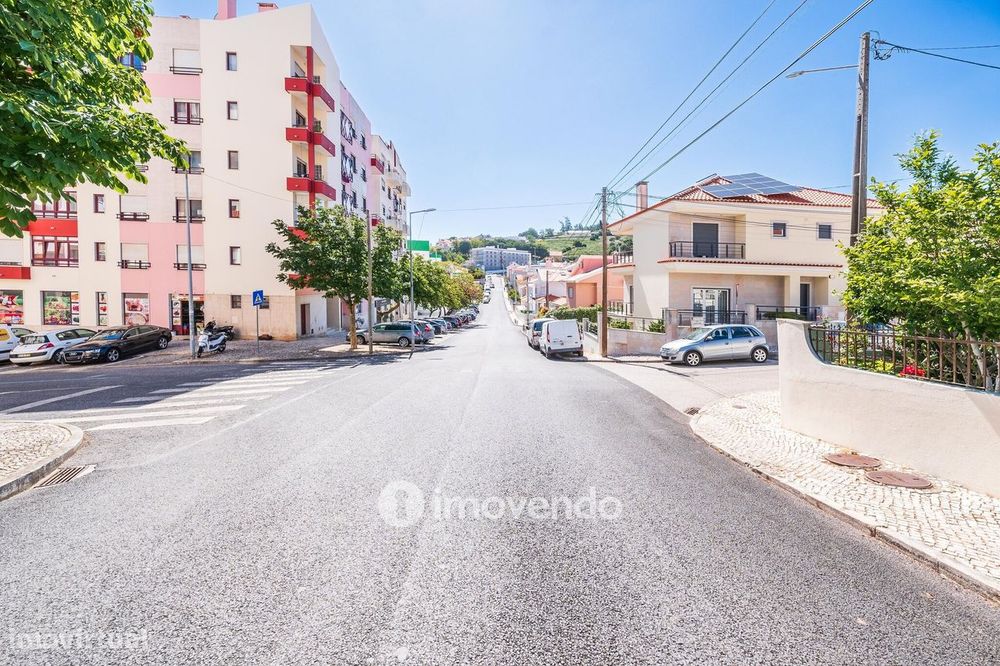 Apartamento T2, com lugar de estacionamento e arrecadação, na Ramada
