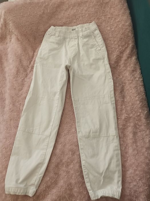 Białe spodnie jeansowe