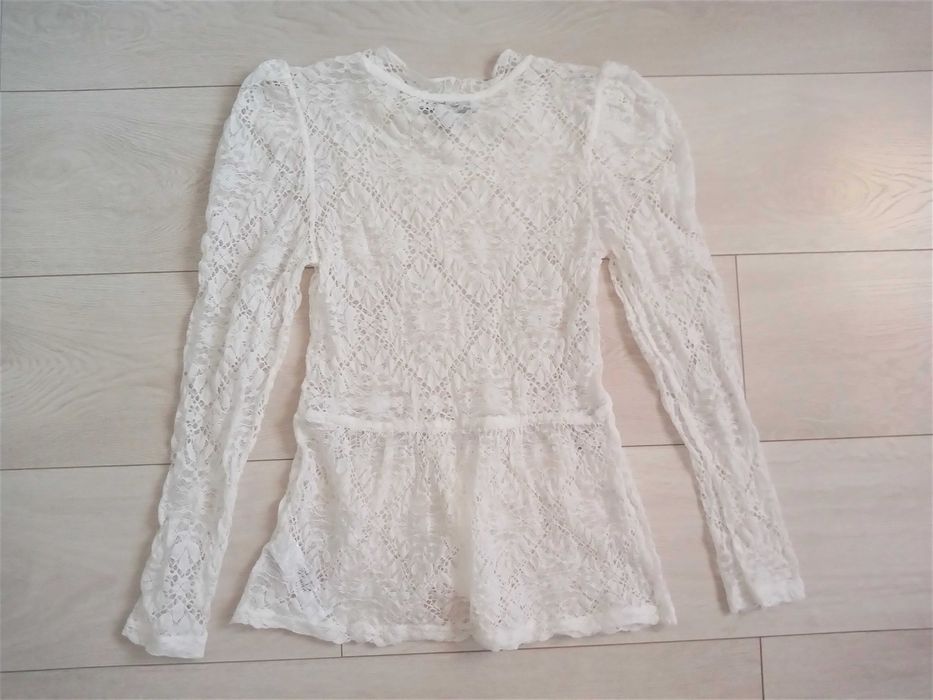 Piękna biała koronkowa bluzka z baskinką