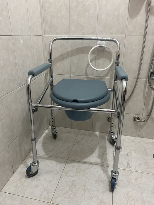 Cadeira sanitaria  e banho com rodas ( 4 em 1)  braga
