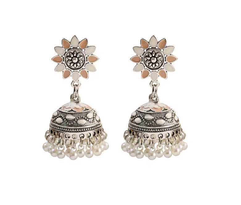 Kolczyki indyjskie srebrny kolor beż białe koraliki perełki boho