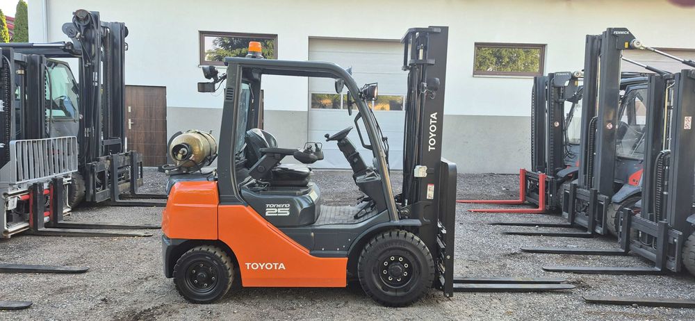 Wózek Widłowy Toyota 8FGF25 - Rok 2015 - 4750 mth - 4 sekcje - Waga