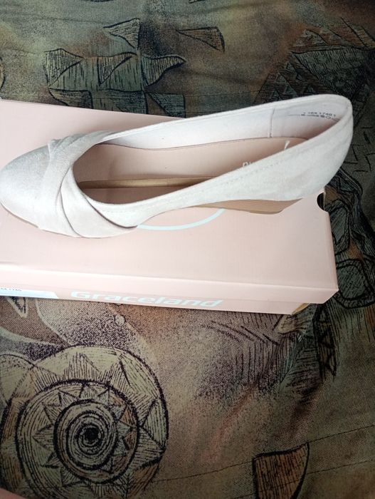 Nowe czółenka na koturnie 39