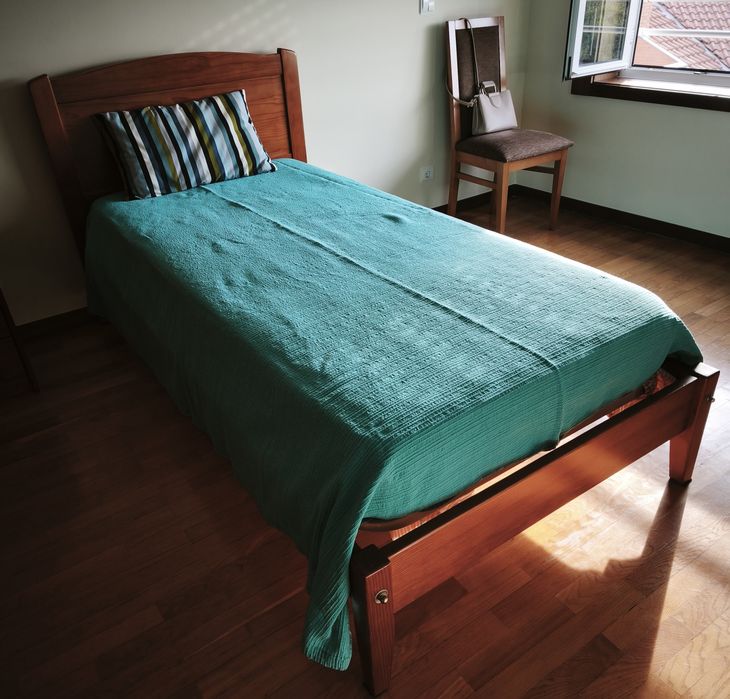 Cama de solteiro como nova.