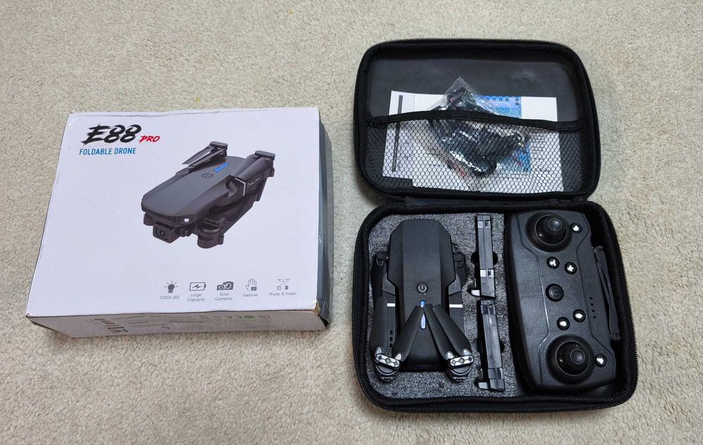 Drone Quadricóptero Wi-Fi E88 Pro