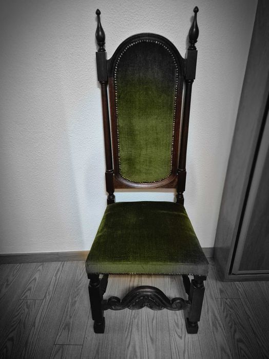 2 cadeiras estilo colonial em veludo verde com tachas decorativas