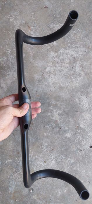 Guiador de Carbono Aero EC90 – 420mm x 80mm Reach / 130mm Drop