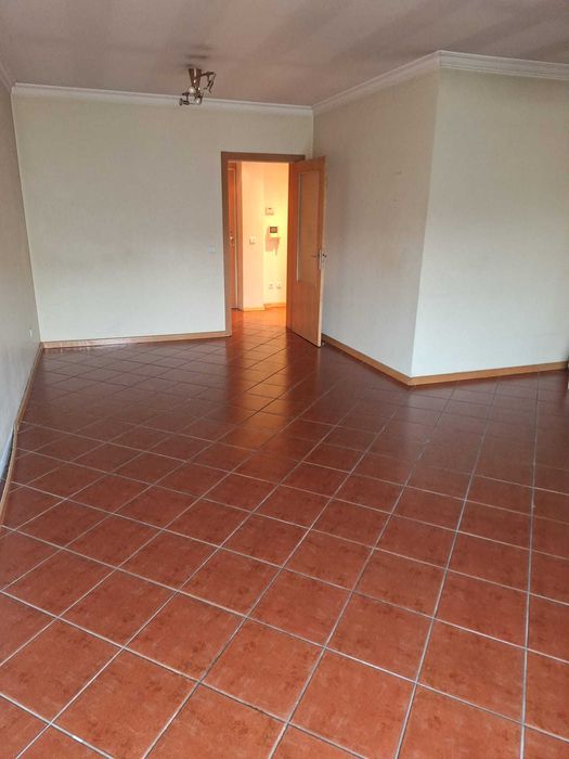 Apartamento T2 Com Garagem Para Arrendamento Em Astromil, Paredes