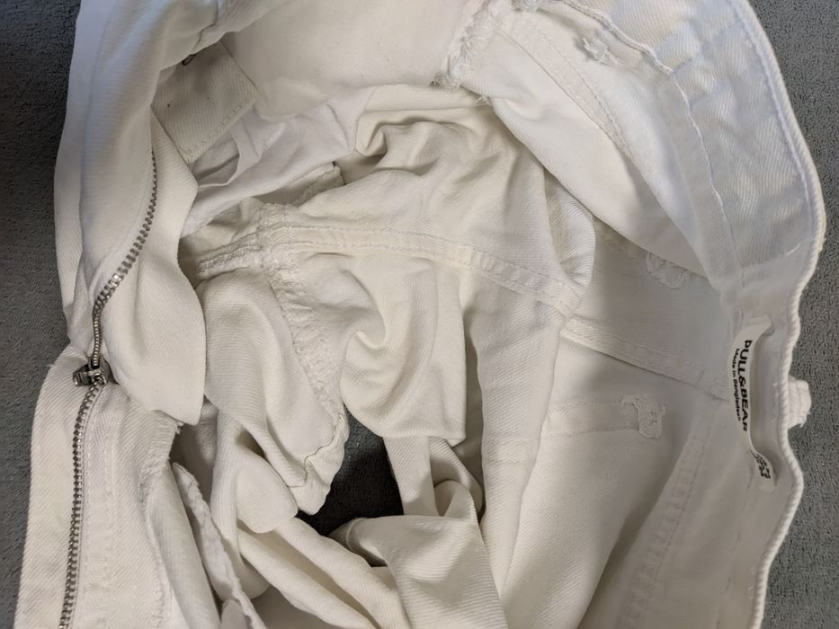 Жіночі джинсові шорти білі pull&bear