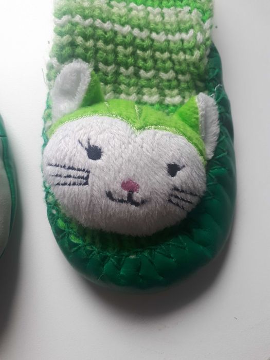 zielone kapcie kotki