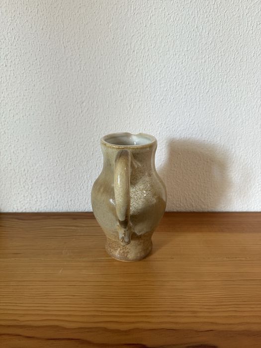 Jarro vintage em cerâmica em perfeitas condições, com base de 11 cm de diâmetro e 19,5cm de altura.