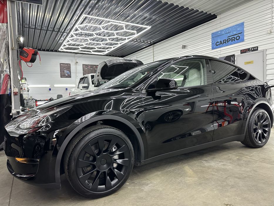 Tesla Y . Черна з Білим салоном!
