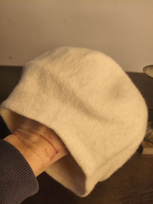 Biały mały beret ²⁰⁹
