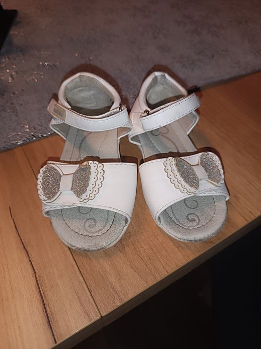 Białe sandałki rozm. 23