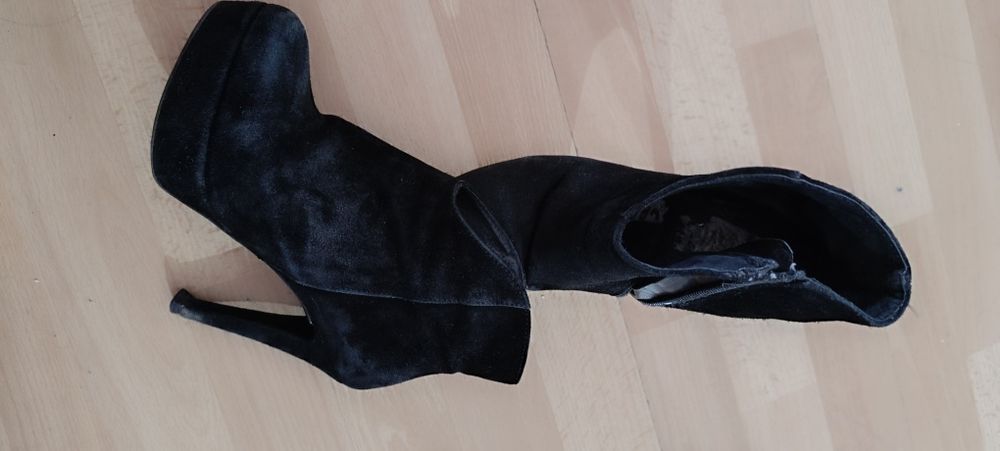 Botins pretos de salto alto tamanho 35. Usados
