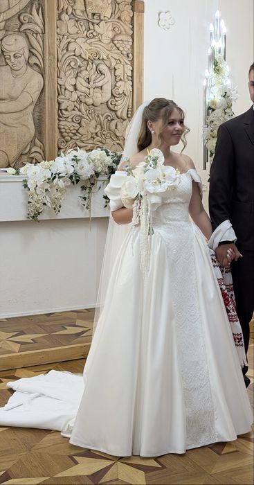 Весільна сукня.