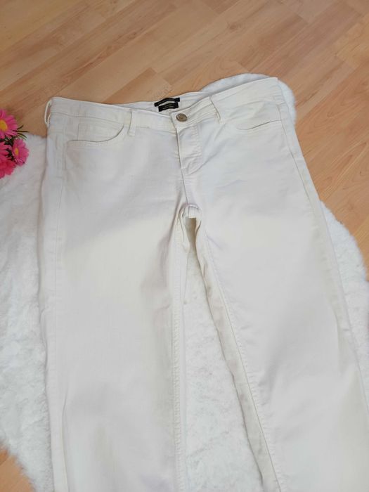 Białe spodnie jeansowe długie Massimo Dutti rozmiar M rurki basic elastyczne dopasowujące klasyczne