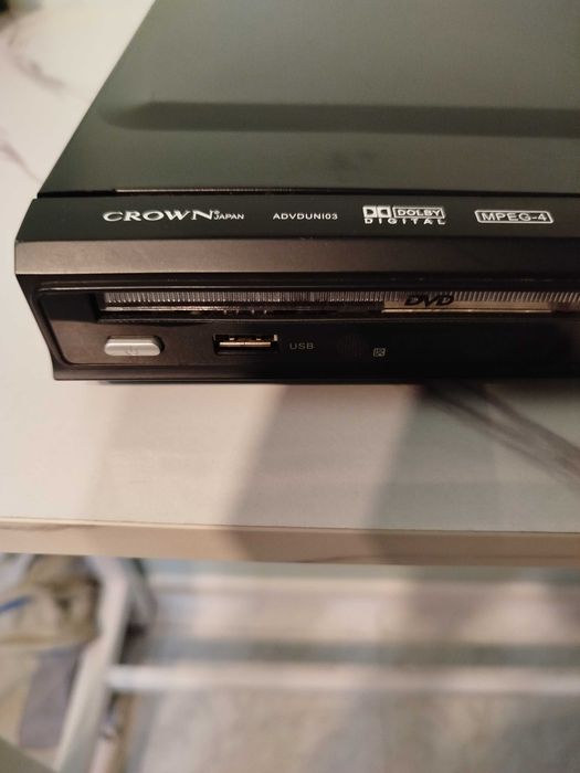 Leitor de DVD crown, a funcionar sem comando.