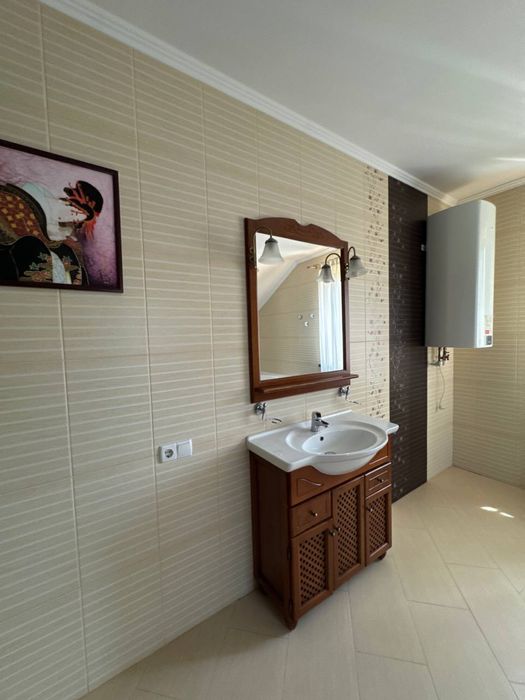 Будинок в сучасному стилі. Дніпршосе. Район новобудов в лісовій смузі