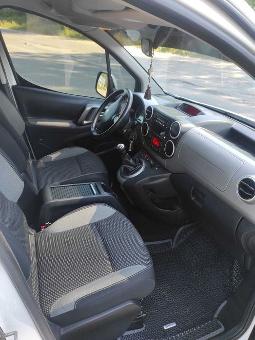 Автомобіль Пежо Партнер.