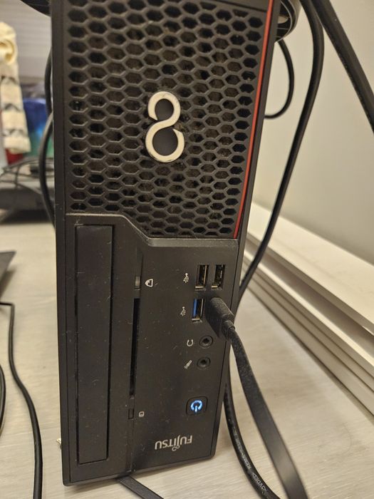 Computador Fujitsu + teclado + monitor + USB wifi