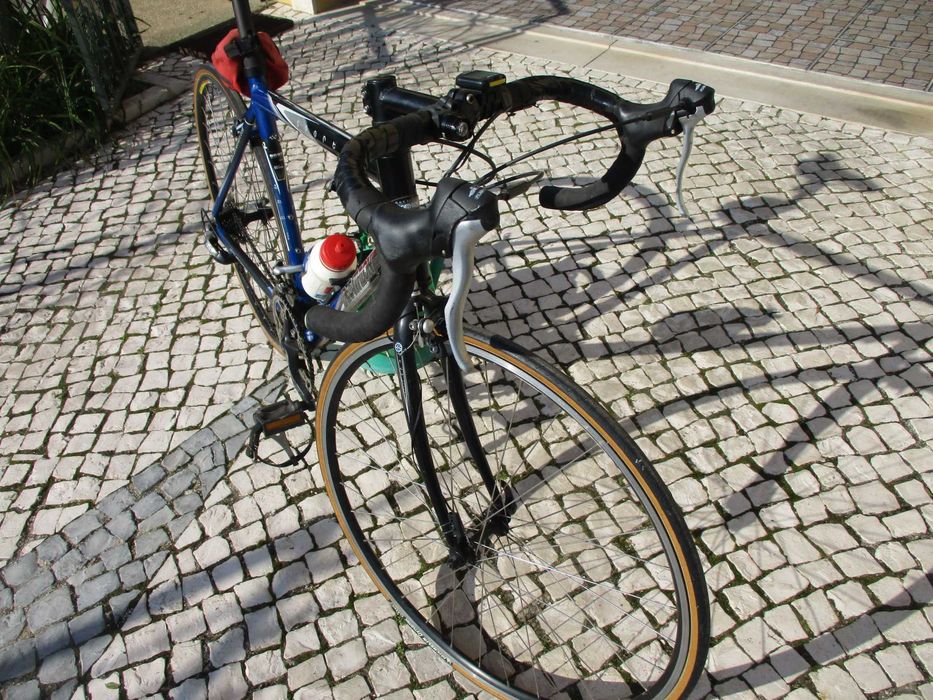 Bicicleta de estrada marca DECATHLON, roda 28, 16 speeds