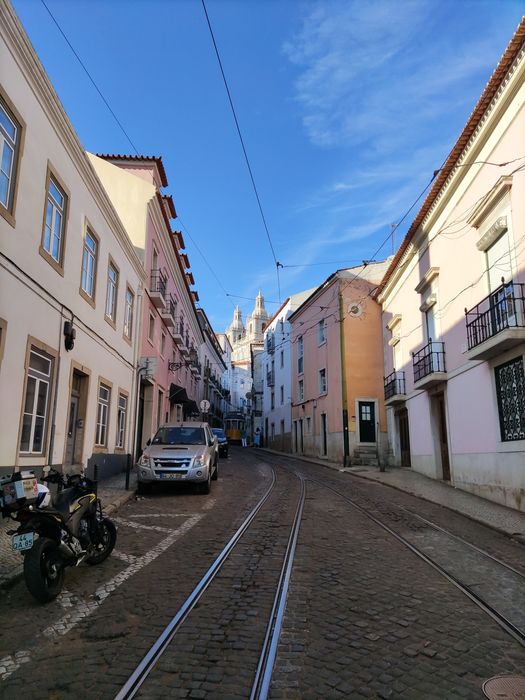 T-1 mobilado,Equipado+PÁTIO.Alfama,CentroLisboa. só RENDA+ CAUÇÃO.
