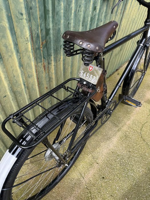 Bicicletas pasteleleira e militar suica