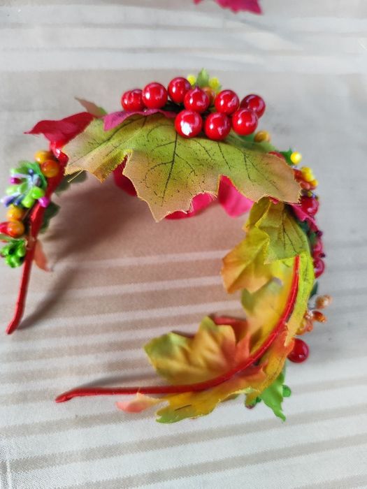 Віночок(обруч),декорований  осіннім листям та ягодами калини