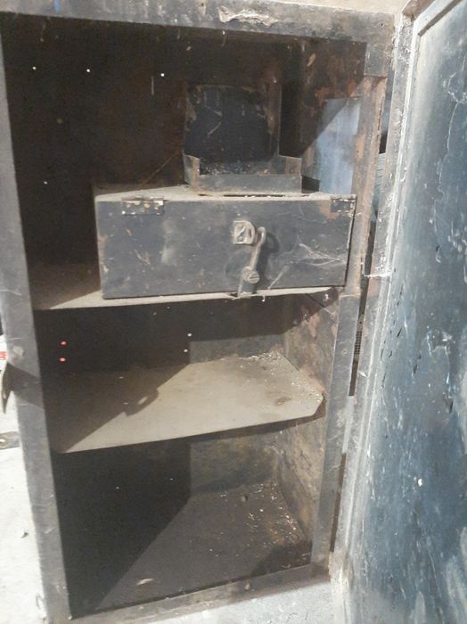 Металева шафа з сейфом