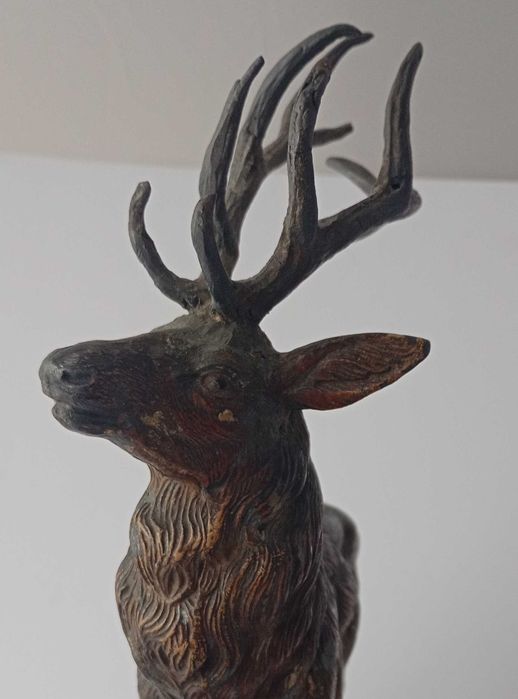 Figura jelenia na podstawie marmurowej