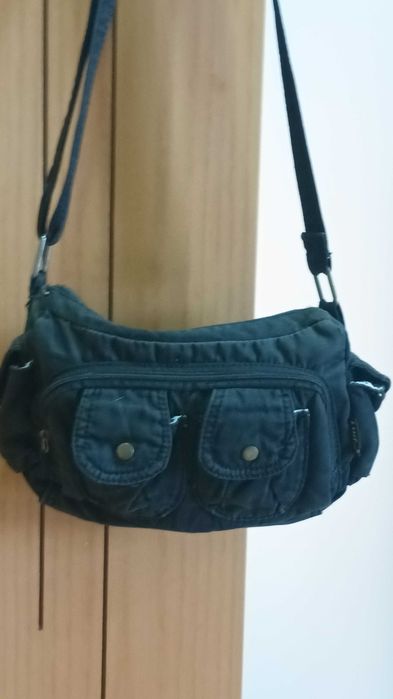 Used shoulder bag in good condition.64751306259714121