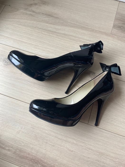 Ryłko lakierowane szpilki na koturnie 37,5